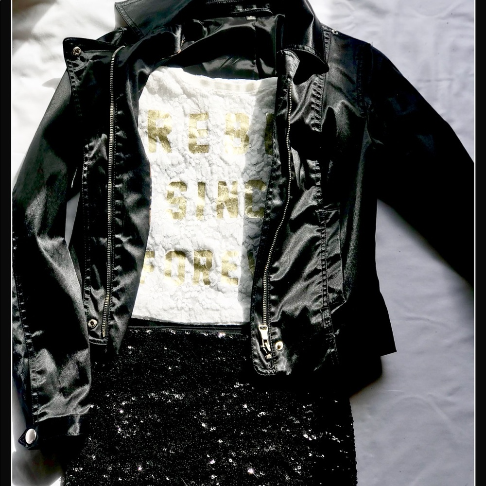 ✅2 for $20💚Trendy White Lace Metallic Crop Tee😎 - Picture 2 of 4